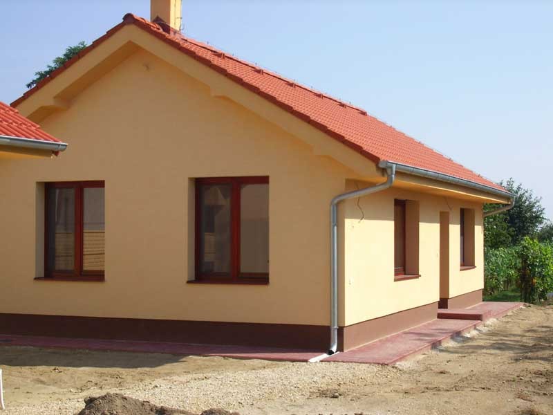 Novostavba rodinného domu s garážou a oplotením v obci Košúty
