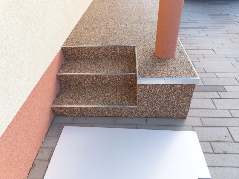 Rekonštrukcia terasy - realizácia kamenného koberca na terase a schodoch