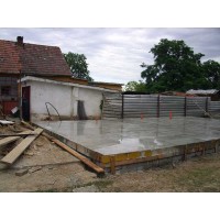 Novostavba rodinného domu s garážou a oplotením v obci Košúty