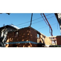 Hrubá stavba poschodového domu v Seredi